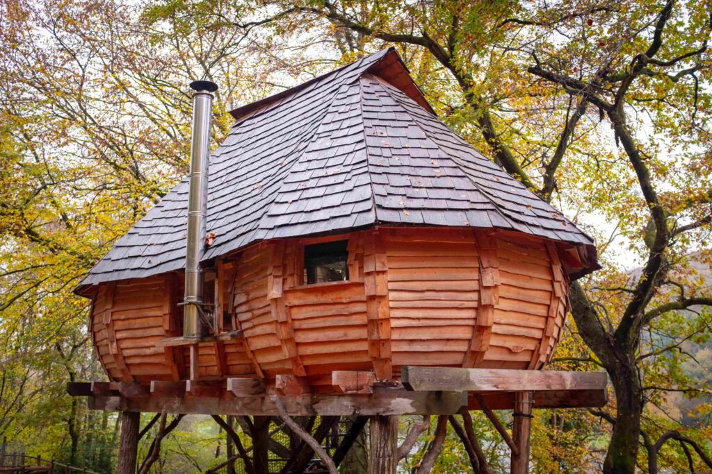 Maison de lutin en haut des arbres d'Accueil Insolite PACA