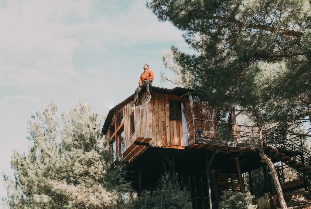 Maison en bois en hauteur dans le catalogue d'Accueil Insolite PACA