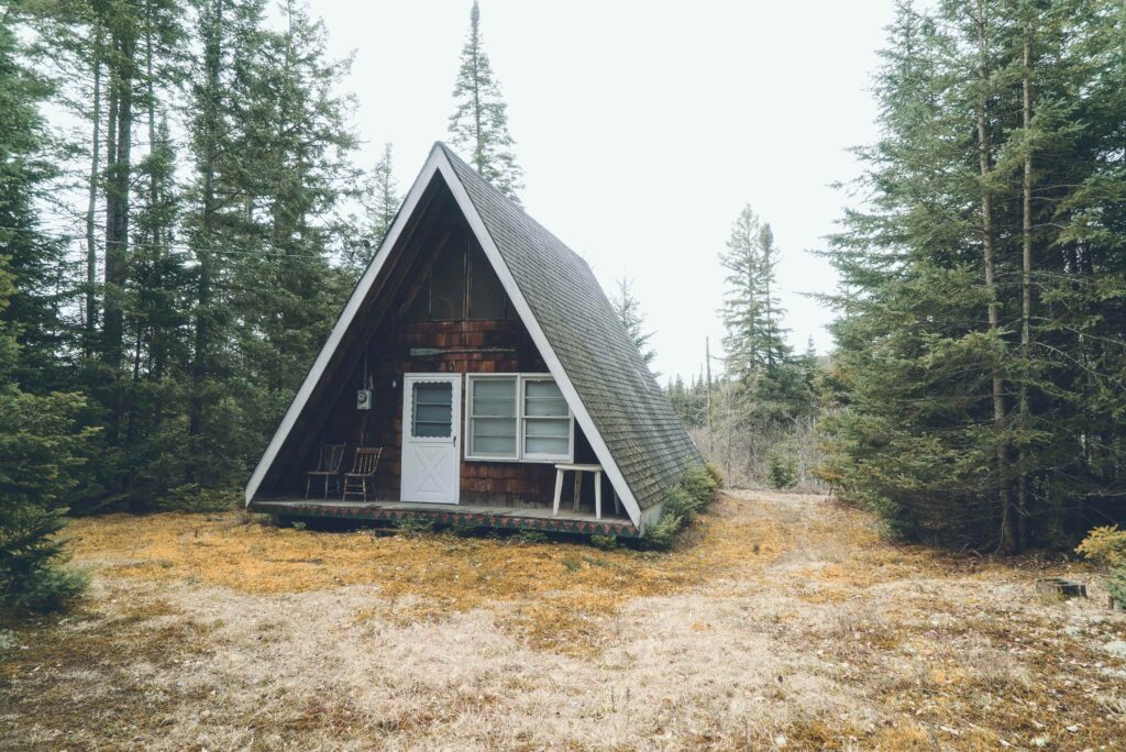 Maison triangulaire dans la forêt d'Accueil Insolite PACA